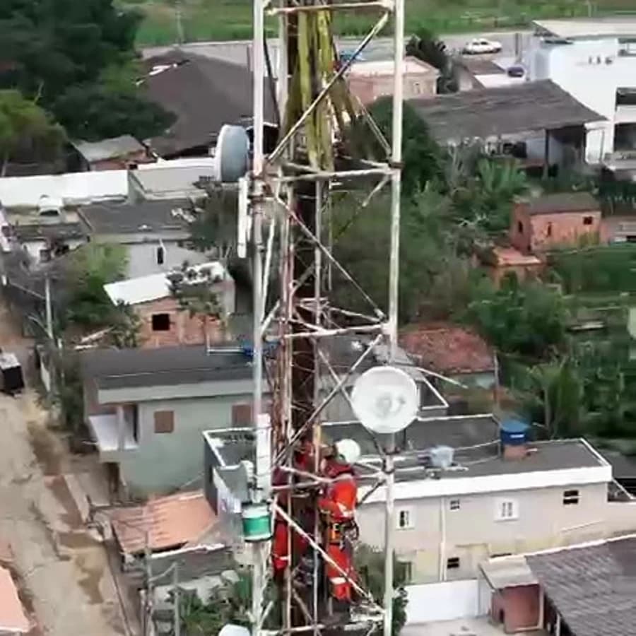 Técnico realizando inspeção em estrutura metálica de torre
