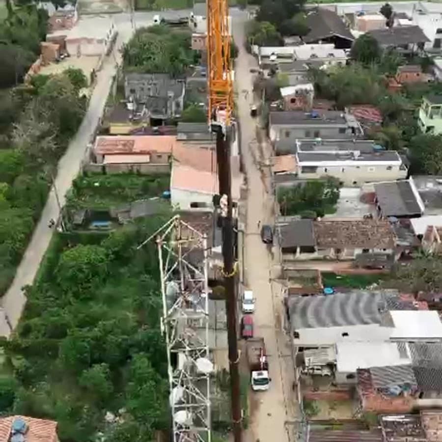 Inspeção aérea de torre e antenas em operação de manutenção