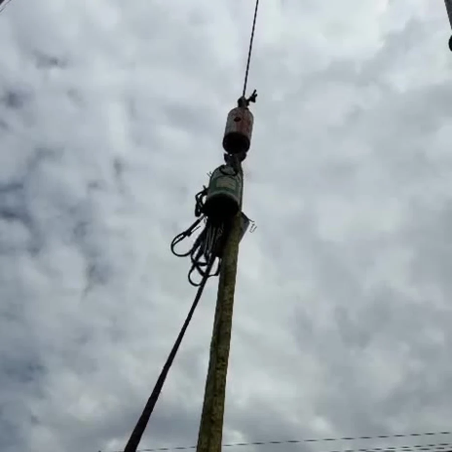 Detalhe técnico de cabo e moitão durante manutenção em altura