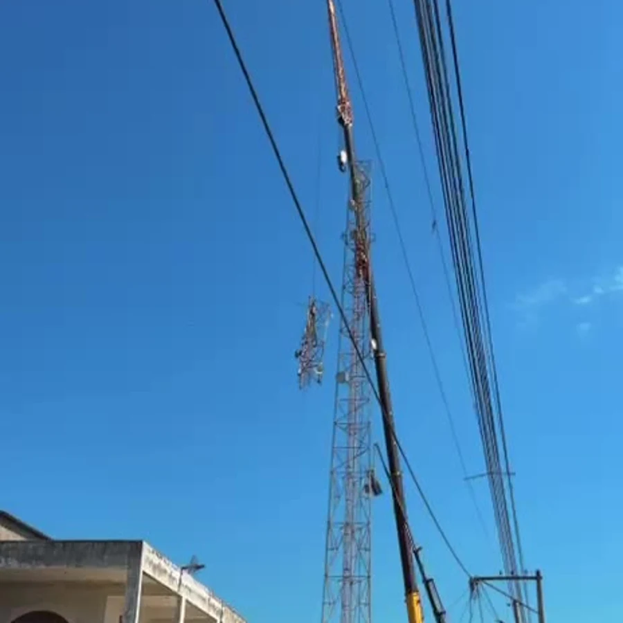 Içamento de torre de telecomunicações com auxílio de guindaste