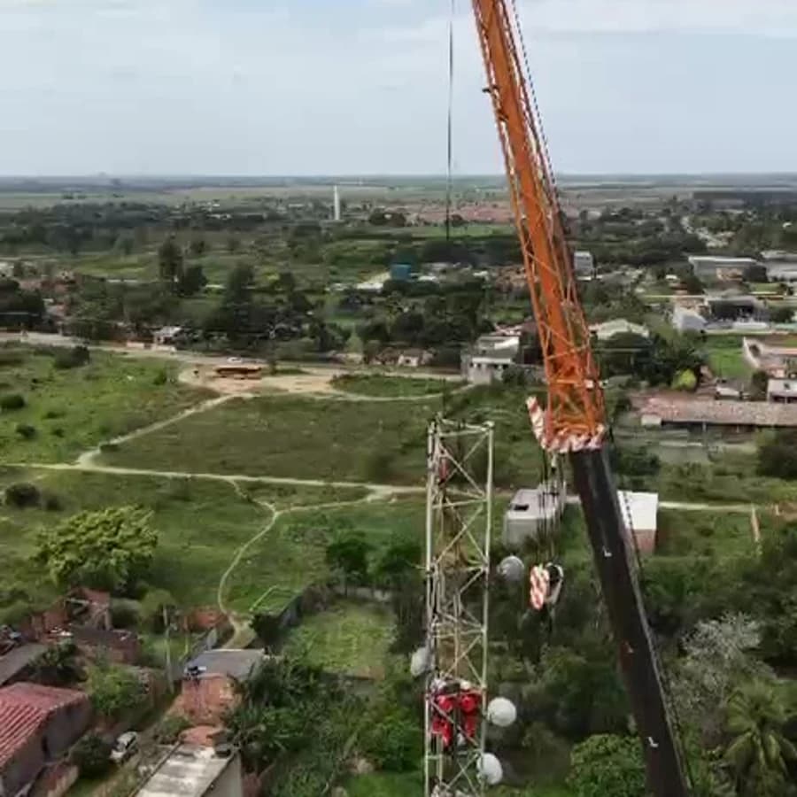 Vista aérea da instalação de torre com guindaste em operação