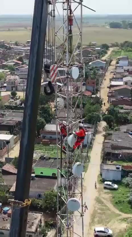 Içamento de torre de telecomunicações com guindaste, vista aérea