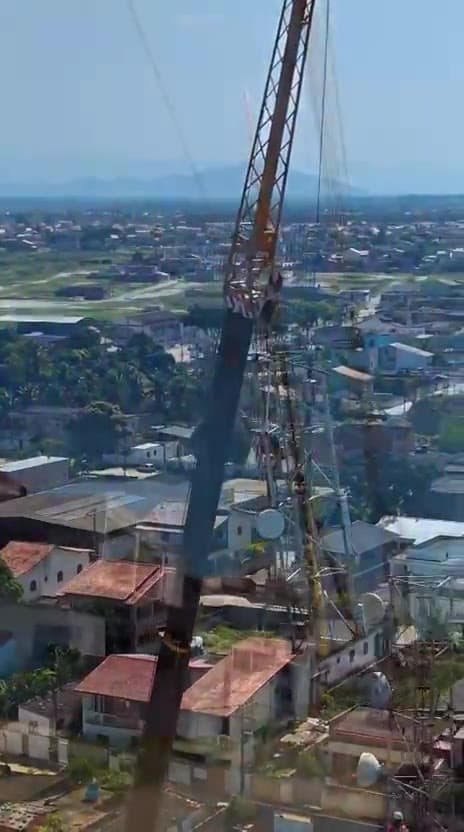 Içamento de torre com guindaste em via pública