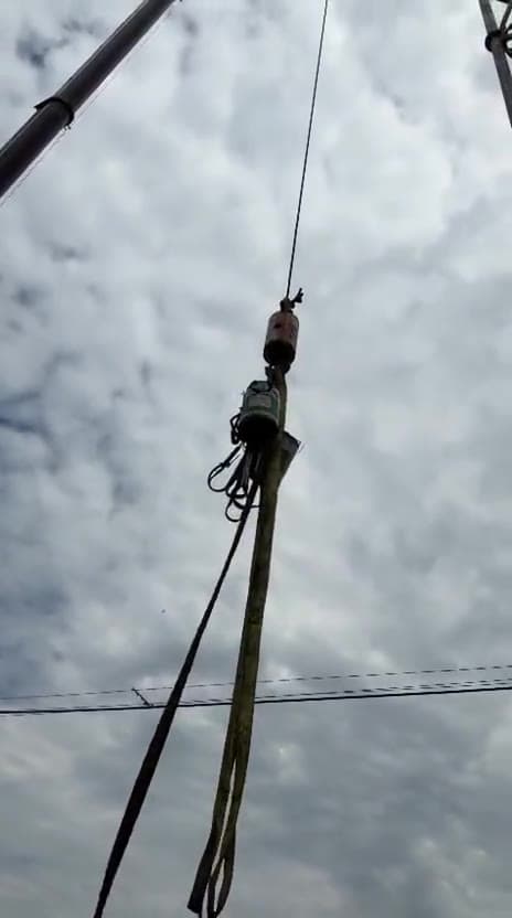 Manobra de cabo e moitão durante operação de içamento