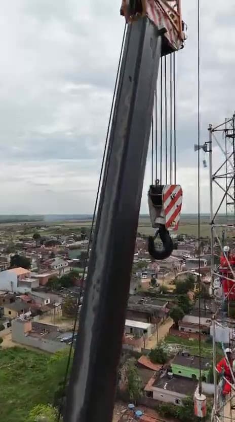Estrutura metálica vista durante operação em altura