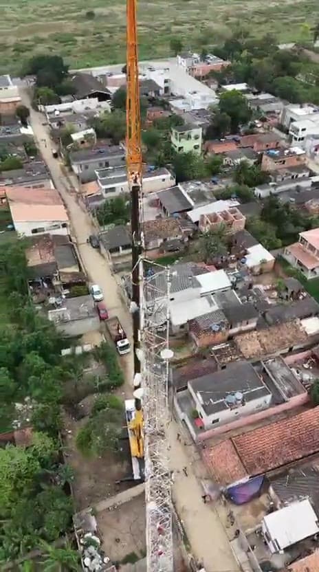 Içamento de torre com guindaste em área residencial