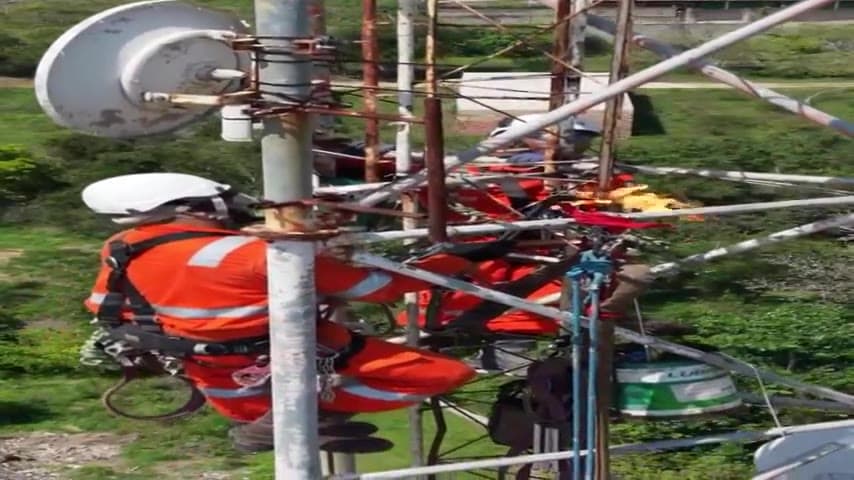 Detalhe de equipamentos e antenas instalados no mastro