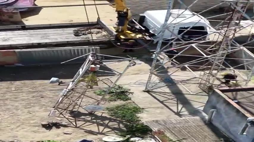 Montagem de estrutura de torre em telhado