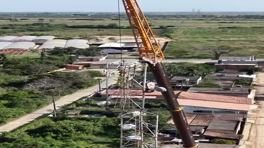 Içamento de torre com guindaste em área rural